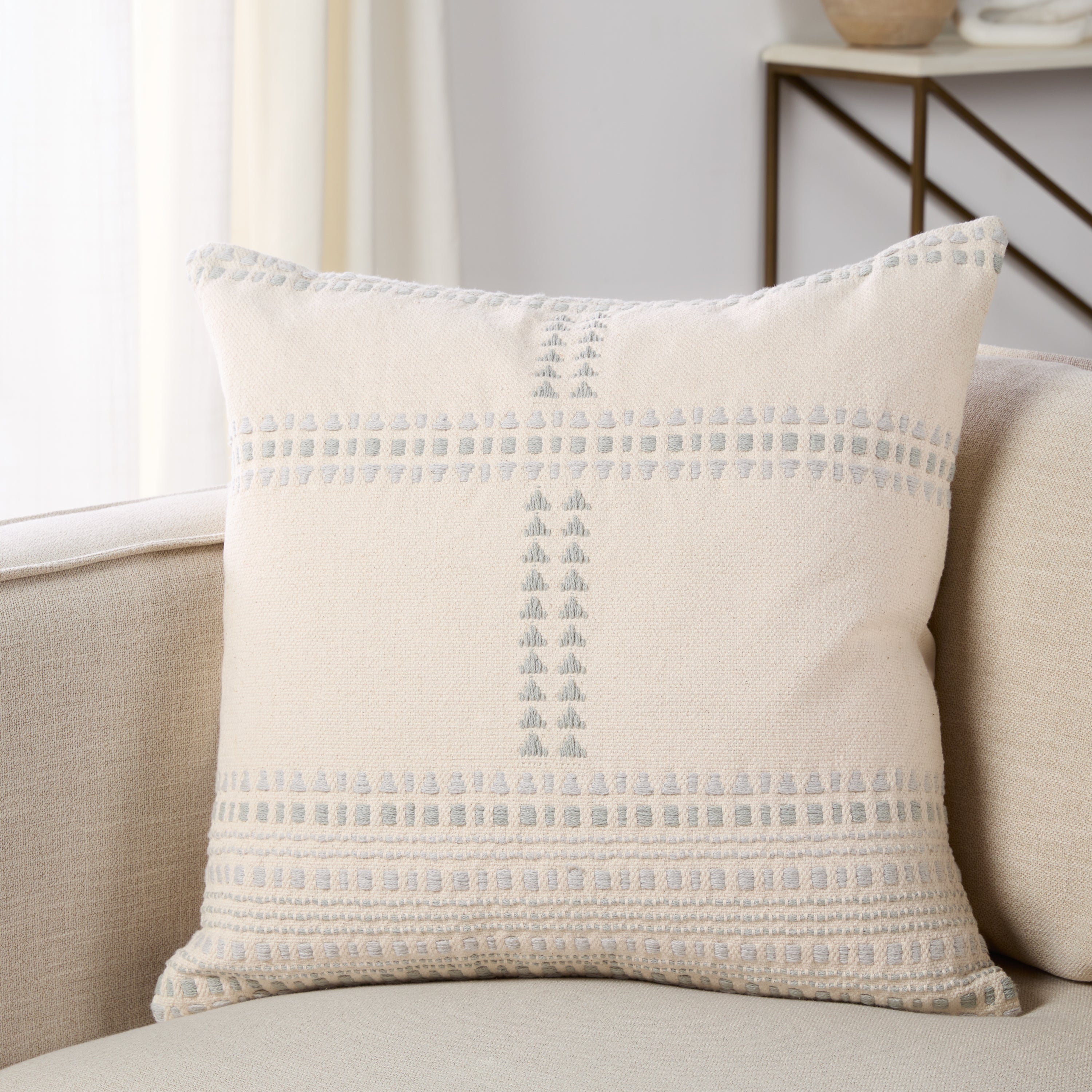 Jaipur Living Aryn Pillow - Cream/Light Blue (SNH01)