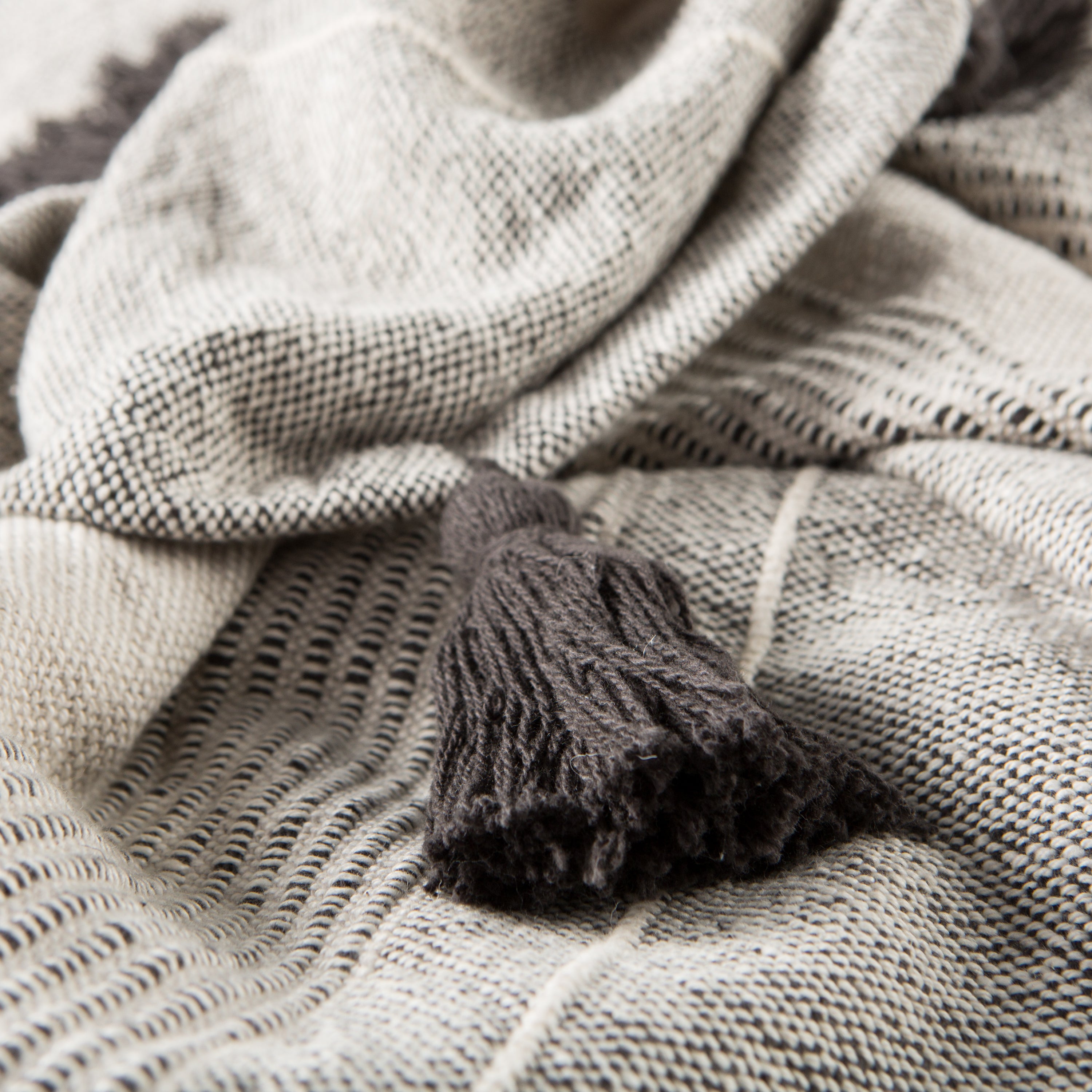 Jaipur Living Notre Throw - Gray/Ivory (SOJ01)