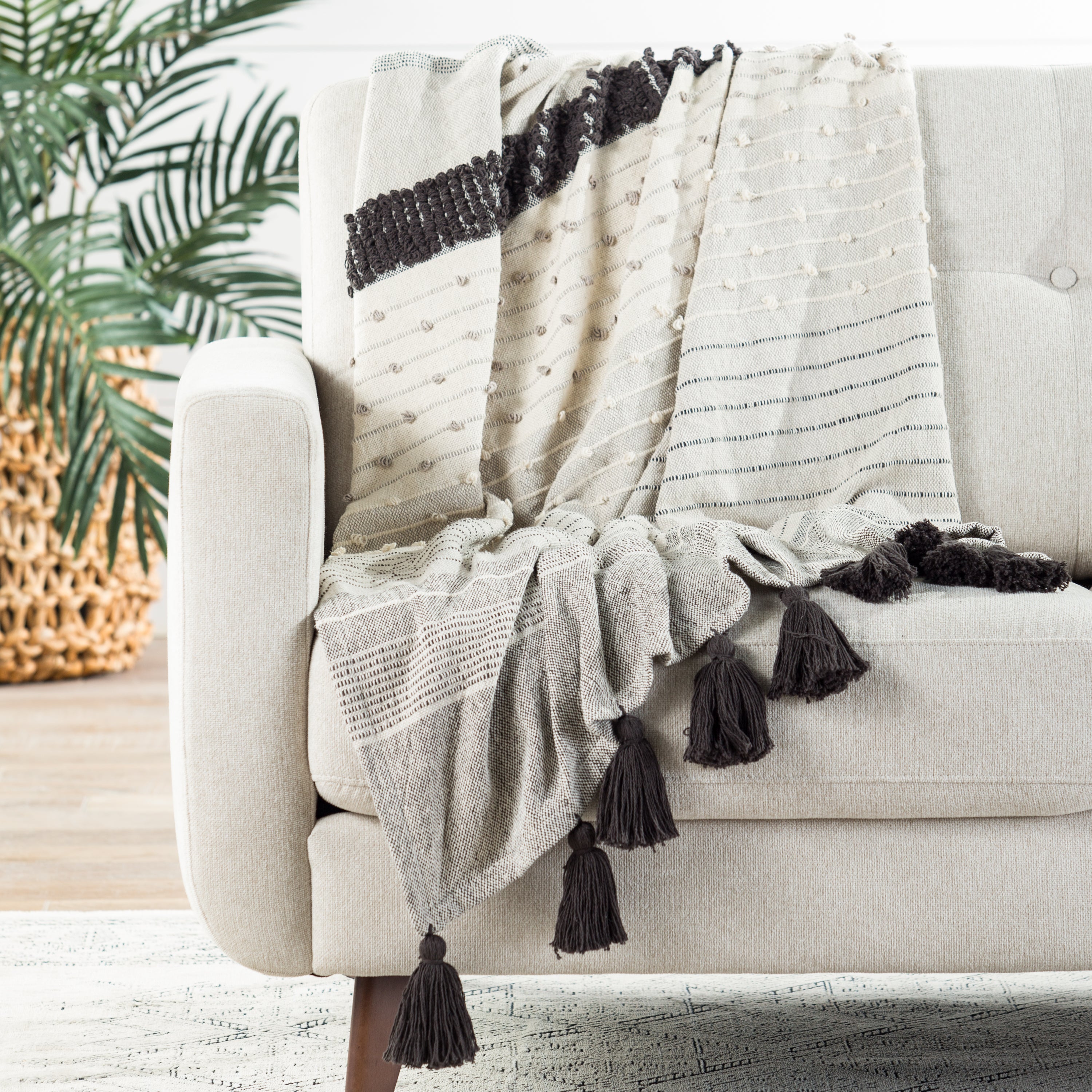 Jaipur Living Notre Throw - Gray/Ivory (SOJ01)