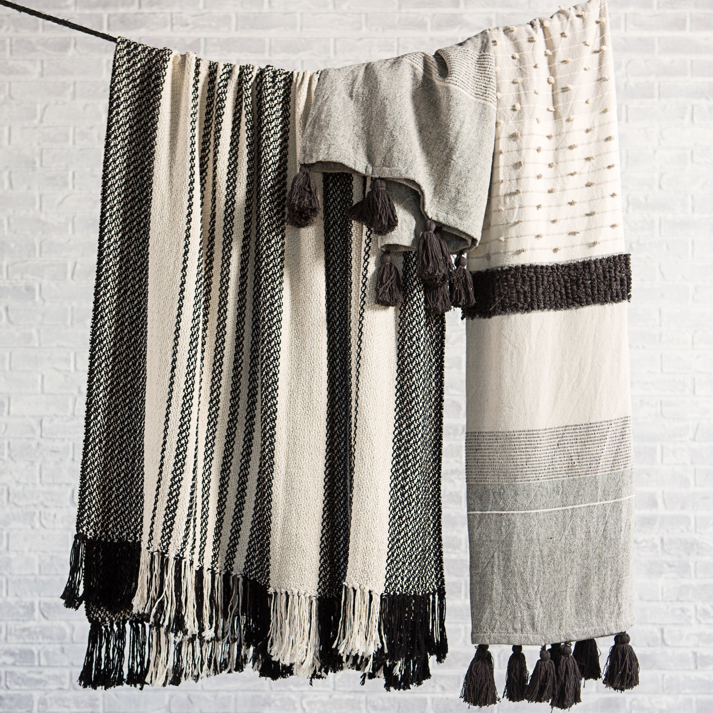 Jaipur Living Notre Throw - Gray/Ivory (SOJ01)