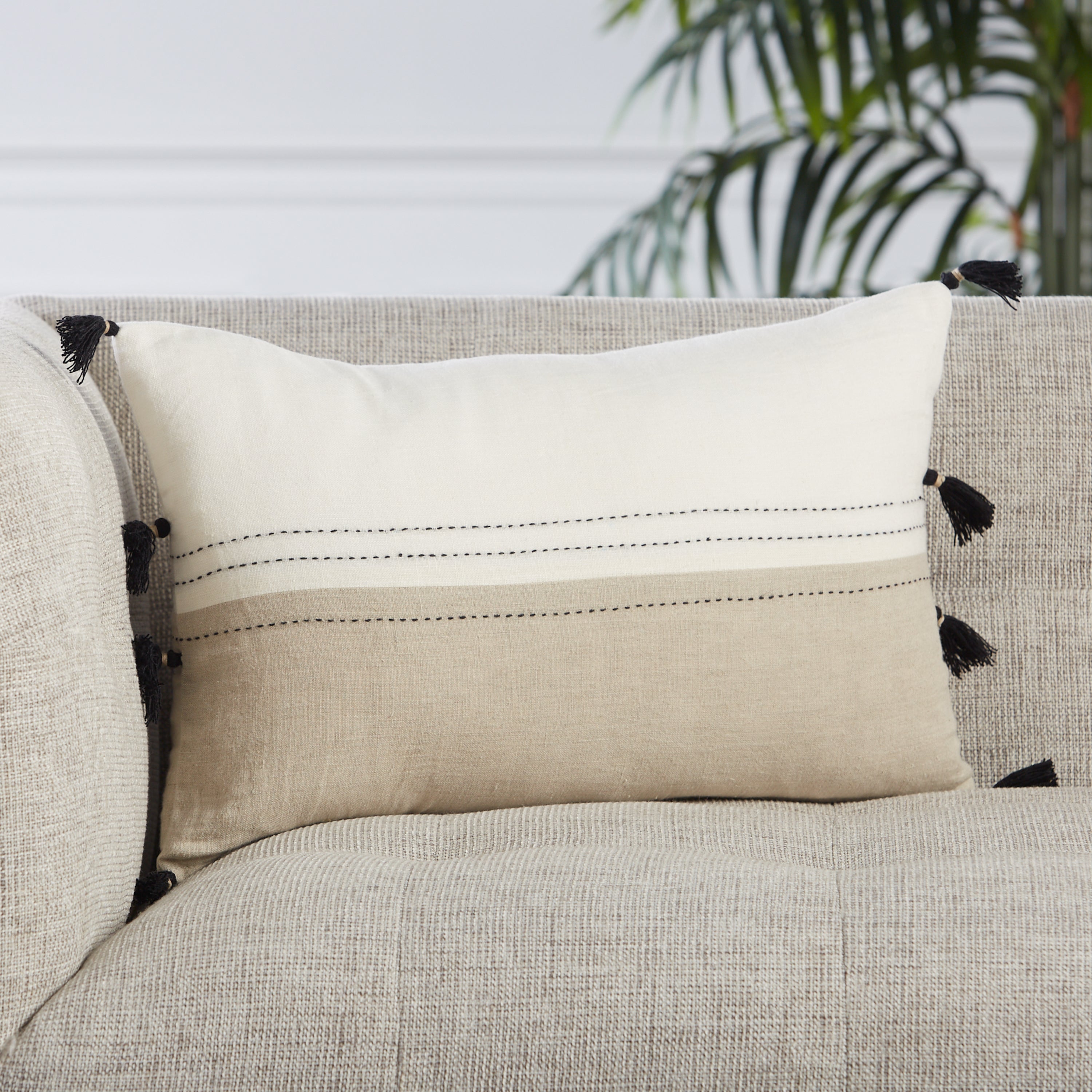 Jaipur Living Yamanik Pillow - White/Beige (TGA01)
