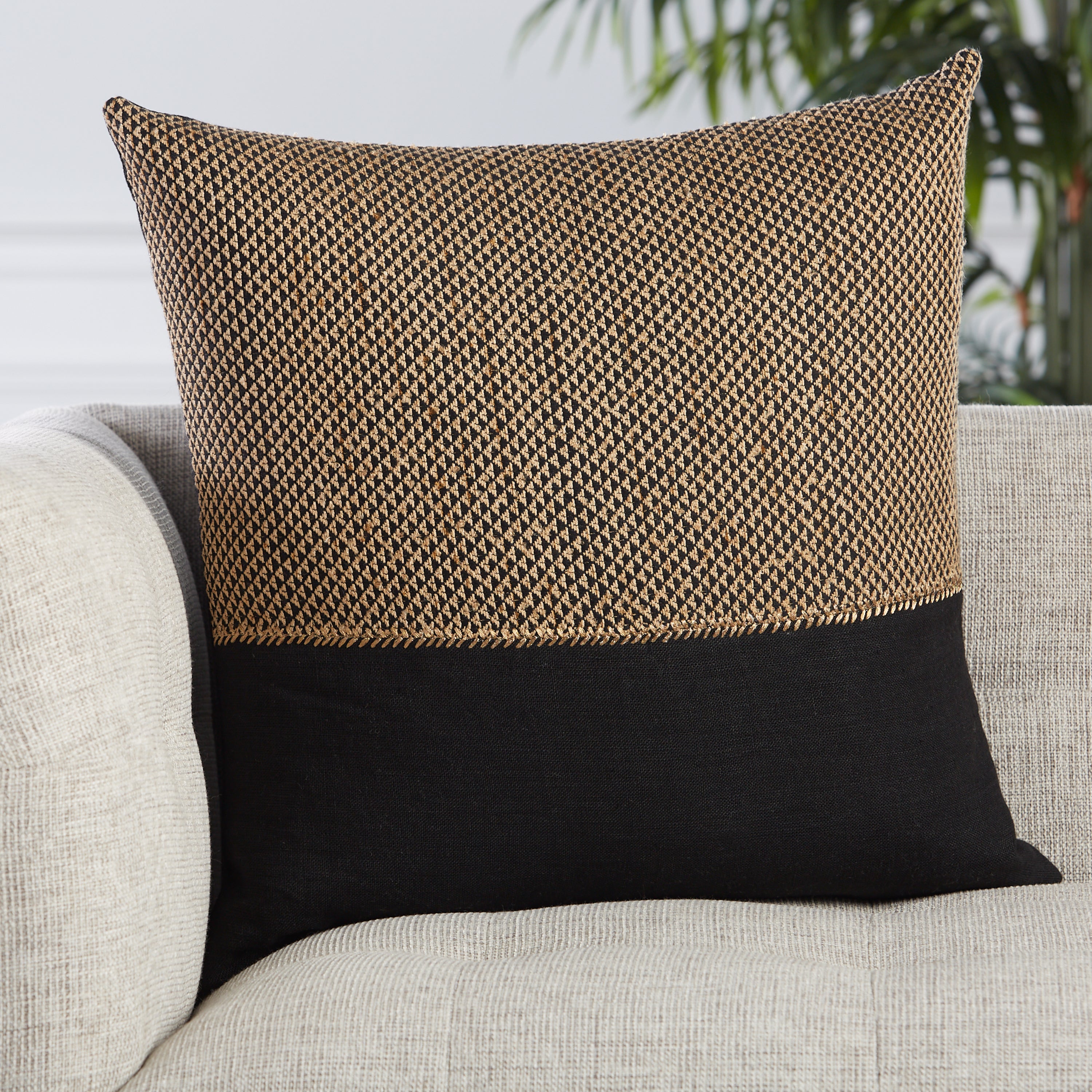 Jaipur Living Sila Pillow - Light Tan/Black (TGA11)