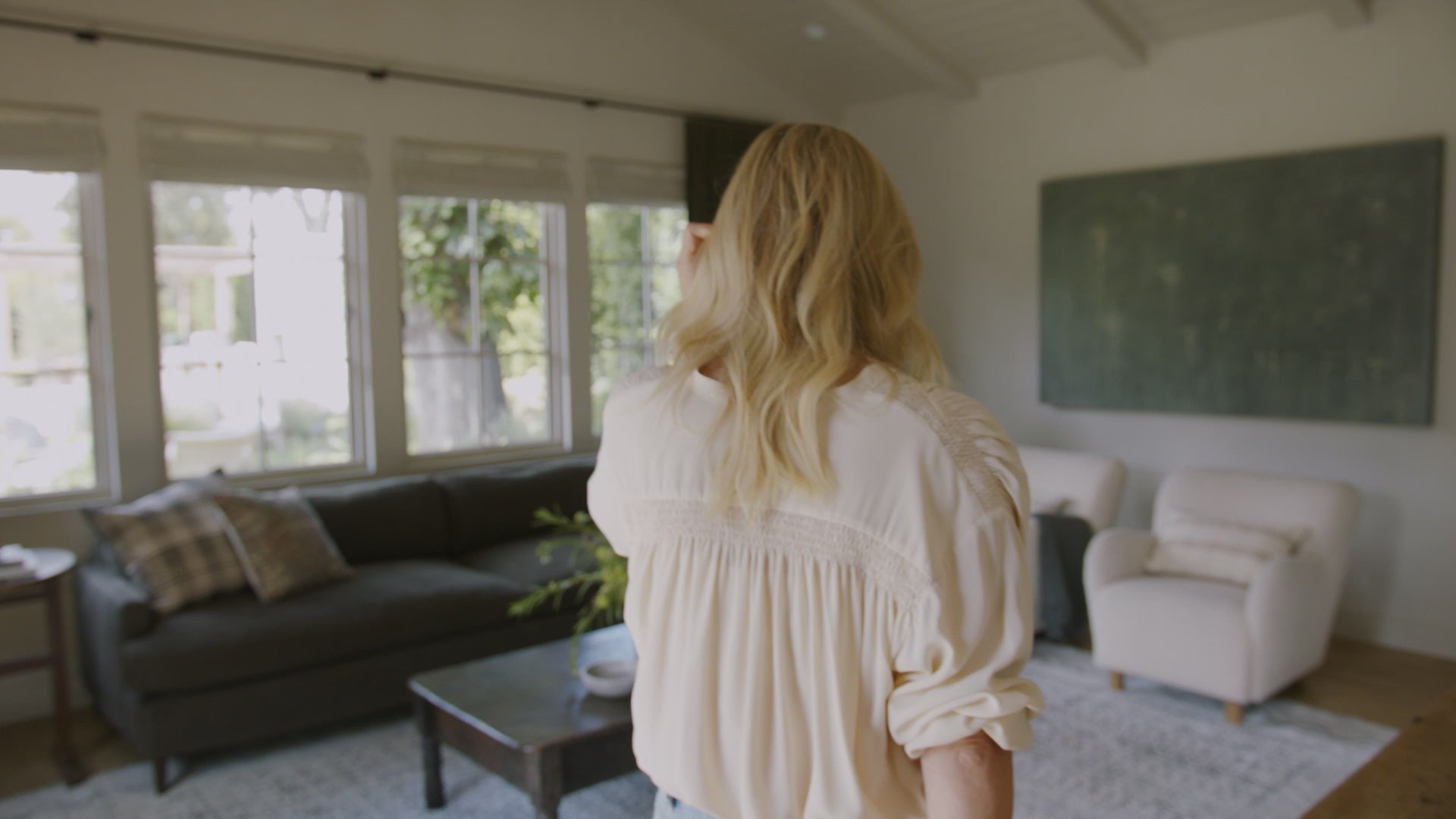 Load video: Amber Lewis x Loloi Gabrielle Pillow - Beige / Terracotta (PAL0027)